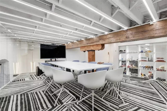 時尚設(shè)計工作室會議室裝修實景圖