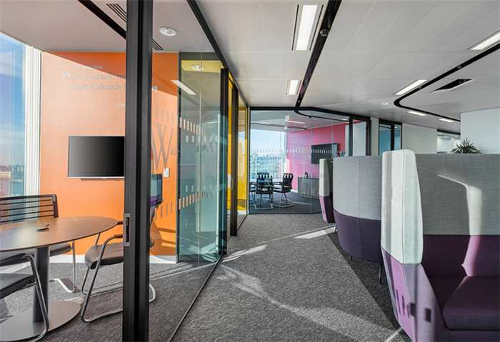 時(shí)尚活潑的國外咨詢公司辦公室裝修案例