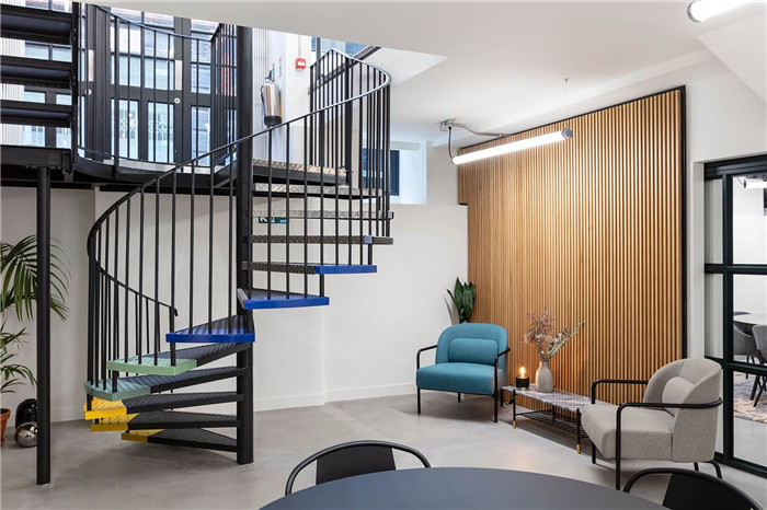 配套展示功能的國外家具設(shè)計公司辦公室裝修實景圖