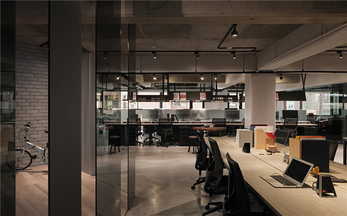 鄭州現(xiàn)代簡約風(fēng)網(wǎng)絡(luò)公司辦公室裝修