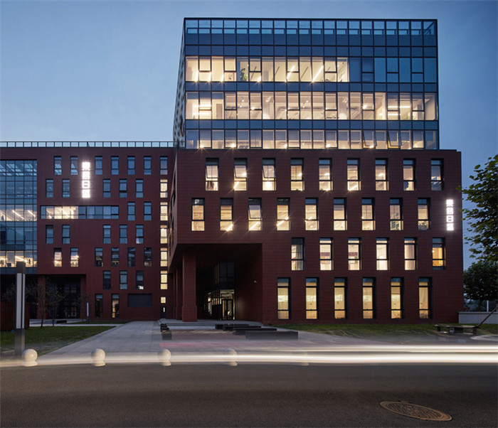 大型裝飾集團(tuán)辦公樓外觀設(shè)計(jì)方案 大型裝飾集團(tuán)辦公樓外觀設(shè)計(jì)方案