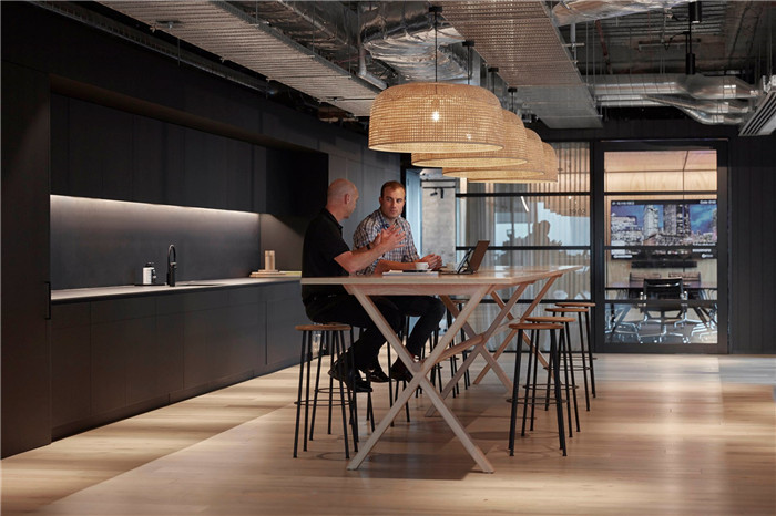 簡約時尚風辦公室裝修休息區(qū)實景圖 簡約時尚風辦公室裝修休息區(qū)實景圖