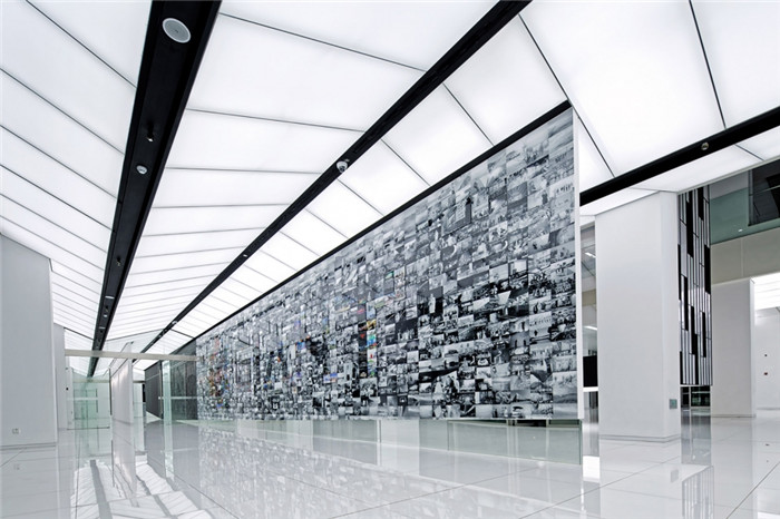 寧靜極簡風(fēng)網(wǎng)絡(luò)公司辦公室多功能區(qū)裝修實景圖