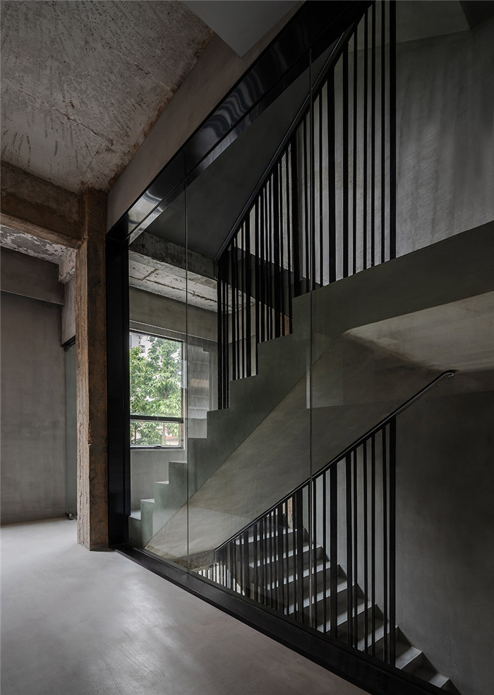 七十年代老建筑改造創(chuàng)意影視公司裝修樓梯間效果圖 七十年代老建筑改造創(chuàng)意影視公司裝修樓梯間效果圖