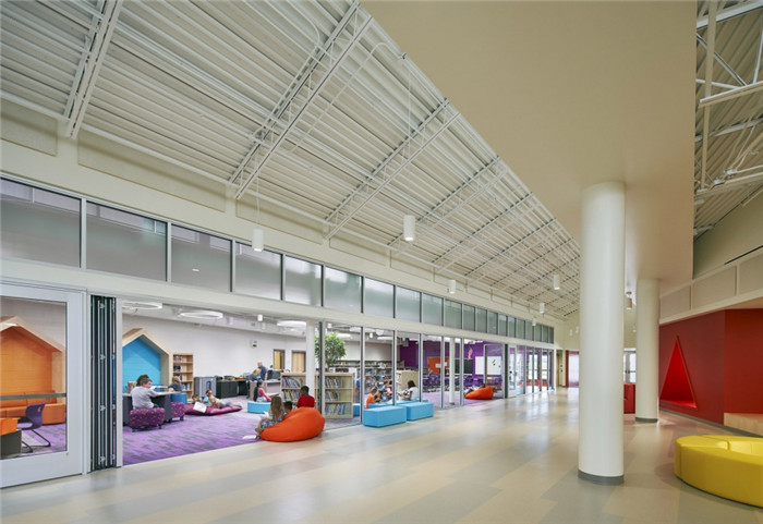 靈活治愈系的國(guó)外特殊兒童公立學(xué)?；顒?dòng)區(qū)裝修設(shè)計(jì)