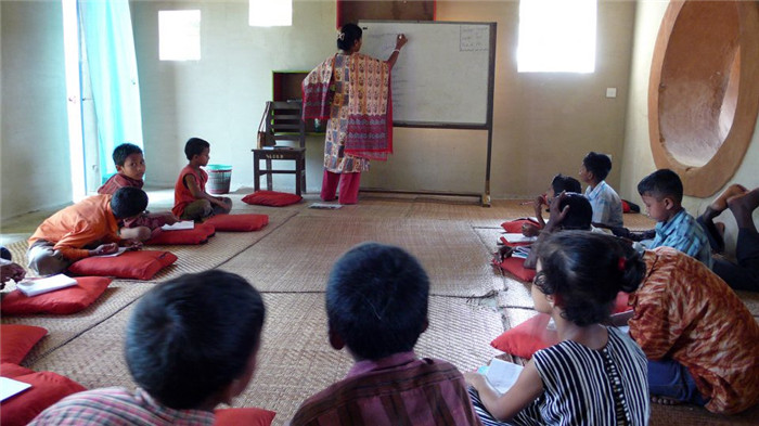 南亞傳統(tǒng)居民土著特色學校教室裝修設(shè)計效果圖
