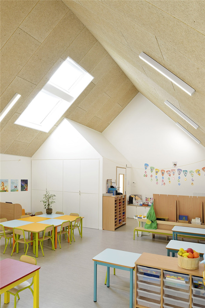 45°坡屋頂傳統(tǒng)特色木質(zhì)幼兒園教室裝修設(shè)計(jì)效果圖