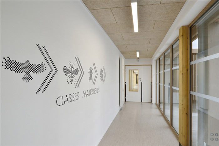 45°坡屋頂傳統(tǒng)特色木質(zhì)幼兒園走廊裝修設(shè)計(jì)效果圖