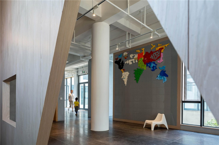 純粹簡約風的心流幼兒園走廊裝修設(shè)計效果圖 純粹簡約風的心流幼兒園走廊裝修設(shè)計效果圖