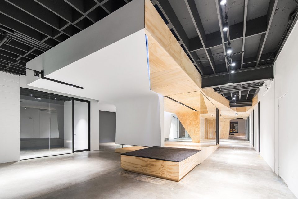 鄭州強(qiáng)烈空間對(duì)比辦公室裝修改造 鄭州強(qiáng)烈空間對(duì)比辦公室裝修改造