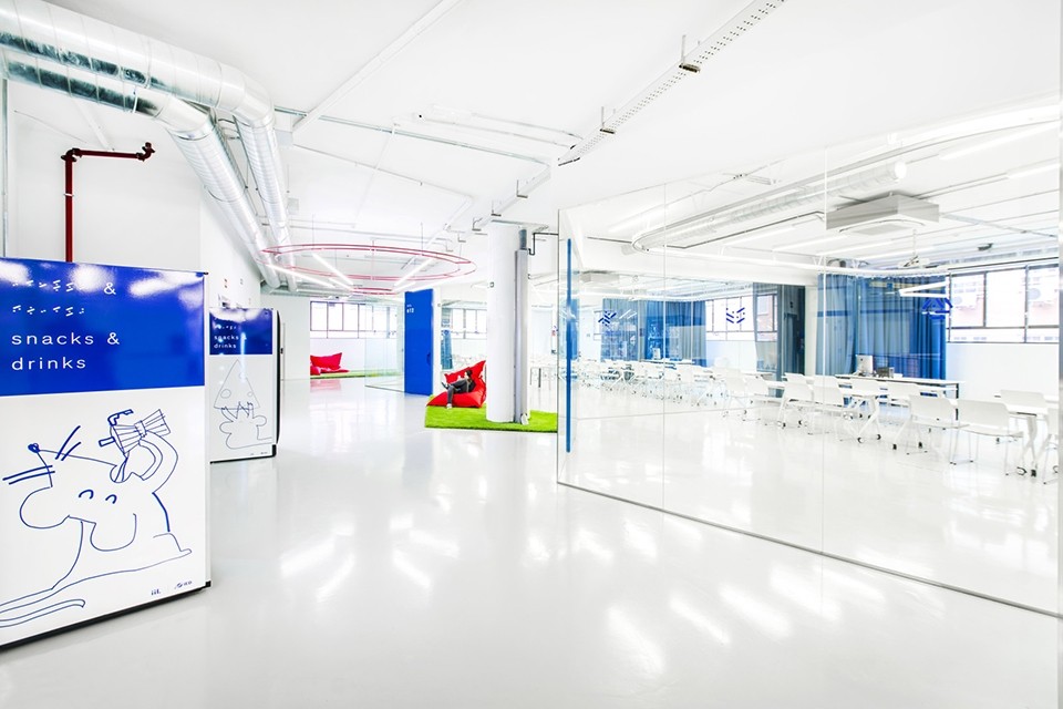 國外創(chuàng)新實(shí)驗(yàn)室辦公室裝修 國外創(chuàng)新實(shí)驗(yàn)室辦公室裝修