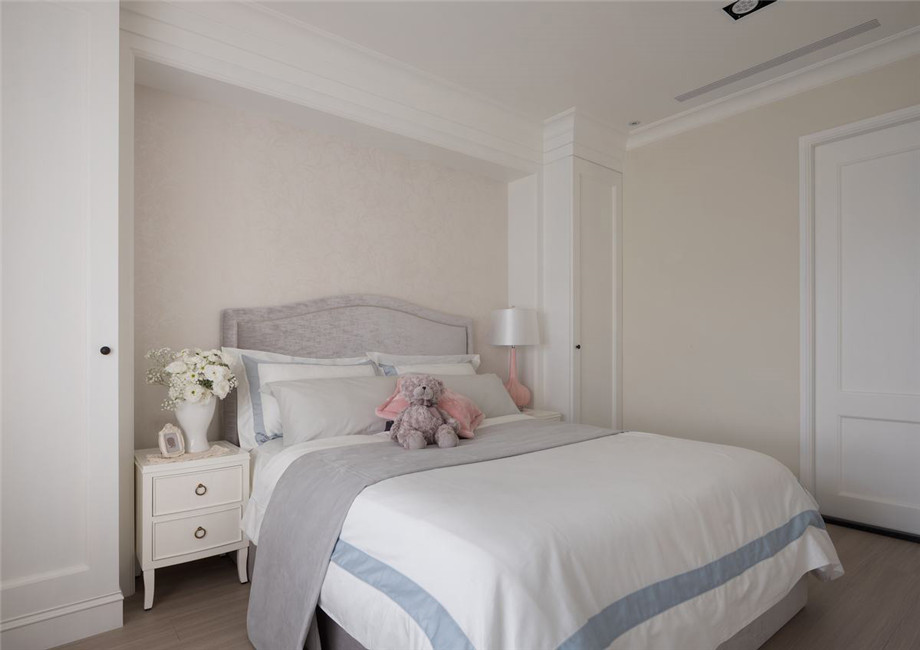 鄭州美式優(yōu)雅大平層臥室裝修設(shè)計(jì)實(shí)景圖