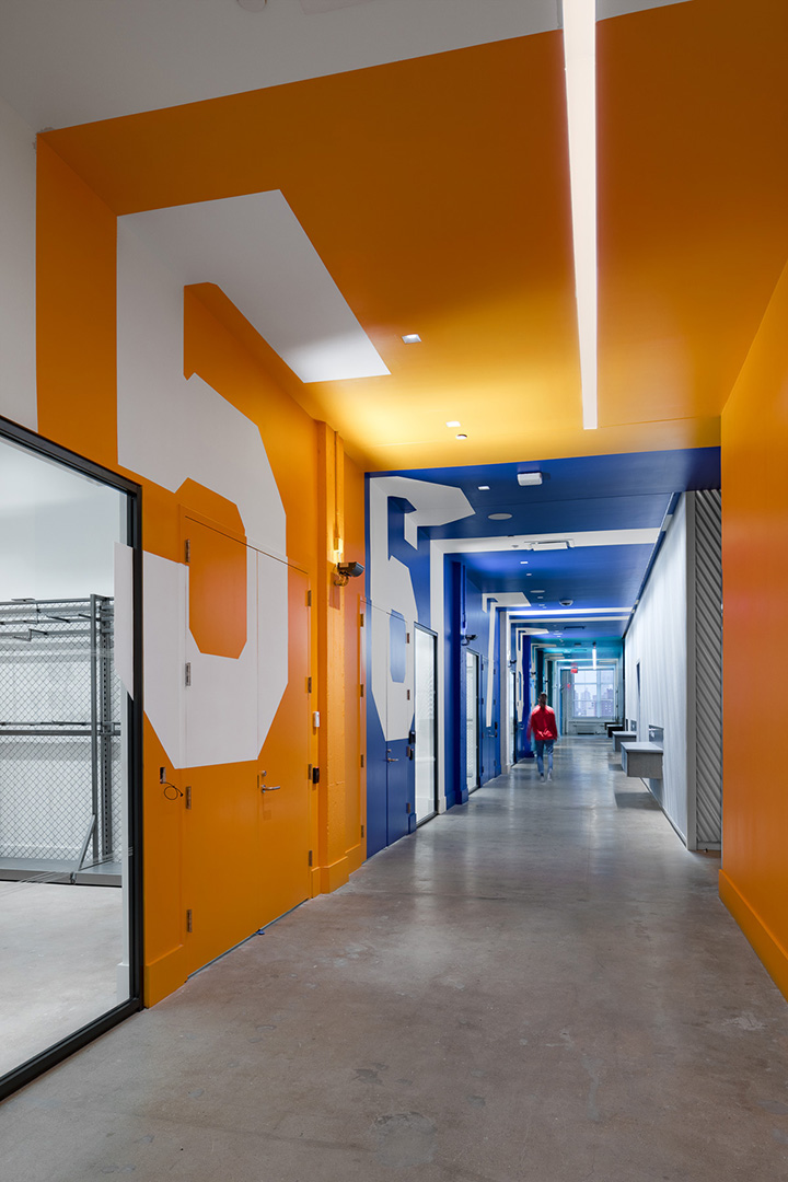 老廠房改辦公  Adidas紐約辦公樓走廊裝修設(shè)計方案