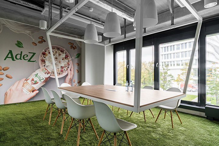 溫暖的工業(yè)風(fēng)可口可樂華沙總部辦公樓會議室裝修設(shè)計案例