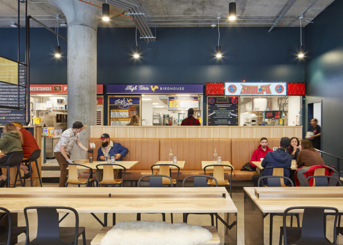 國(guó)外溫暖明亮的工業(yè)風(fēng)美食廣場(chǎng)裝修設(shè)計(jì)實(shí)景圖 國(guó)外溫暖明亮的工業(yè)風(fēng)美食廣場(chǎng)裝修設(shè)計(jì)實(shí)景圖