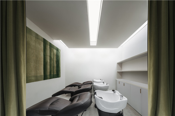 100平極簡工業(yè)風美發(fā)店洗發(fā)區(qū)裝修設計實景圖 100平極簡工業(yè)風美發(fā)店洗發(fā)區(qū)裝修設計實景圖