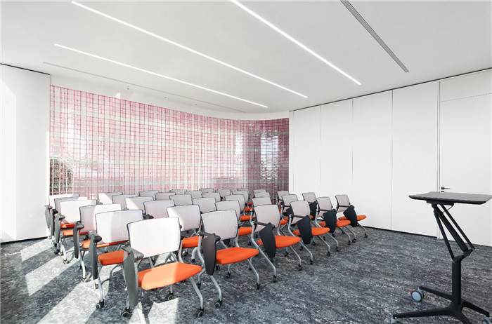 知名進(jìn)口汽車集團(tuán)總部辦公樓&展廳裝修設(shè)計(jì)實(shí)景圖