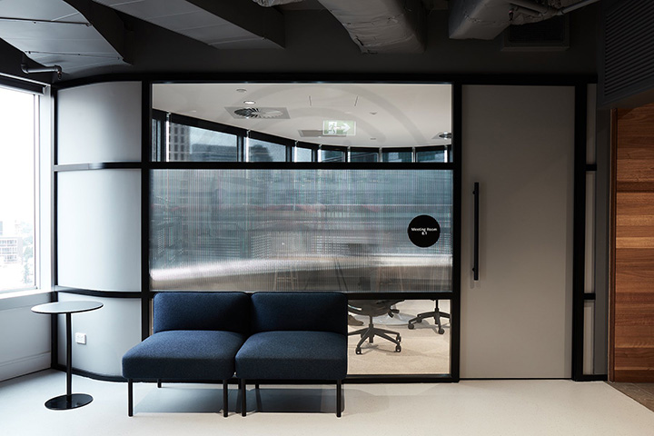 黑白灰摩登時尚軟件公司辦公室室內(nèi)裝修設(shè)計實景圖