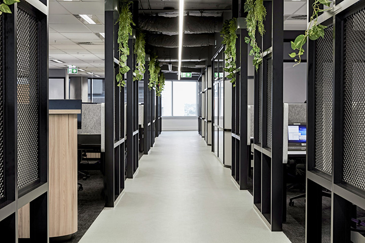 黑白灰摩登時尚軟件公司辦公室走廊裝修設(shè)計實景圖
