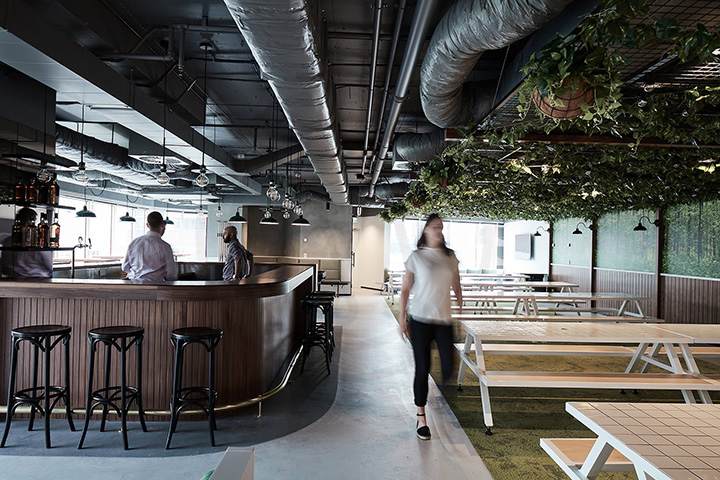 黑白灰摩登時尚軟件公司辦公室餐廳水吧裝修設(shè)計實景圖