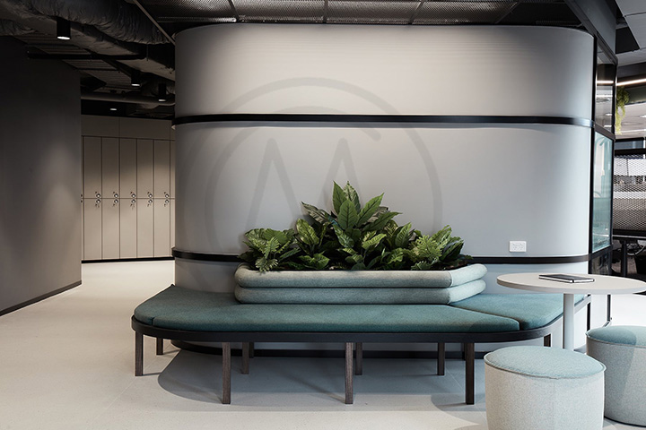 黑白灰摩登時尚軟件公司辦公室休閑區(qū)裝修設(shè)計實景圖