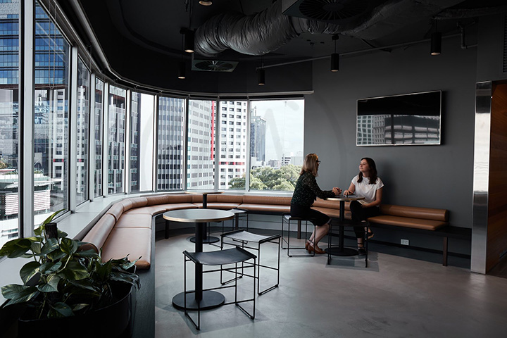 黑白灰摩登時尚軟件公司辦公室休閑區(qū)裝修設(shè)計實景圖