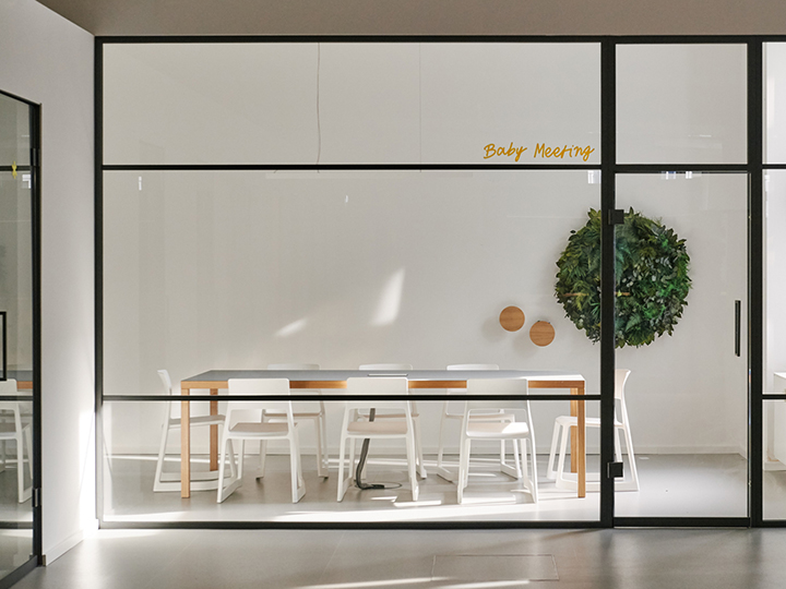 極簡LOFT風(fēng)年輕的軟件初創(chuàng)公司辦公室裝修設(shè)計圖