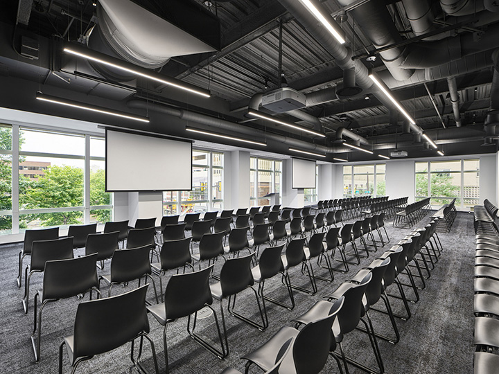 多功能會議室裝修設(shè)計(jì)-河南辦公室裝修公司分享劇院主題聯(lián)合辦公設(shè)計(jì)方案 多功能會議室裝修設(shè)計(jì)-河南辦公室裝修公司分享劇院主題聯(lián)合辦公設(shè)計(jì)方案