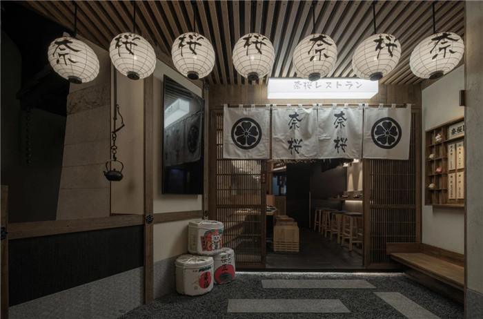 鄭州餐飲裝修公司分享70平日料店創(chuàng)意裝修設計方案