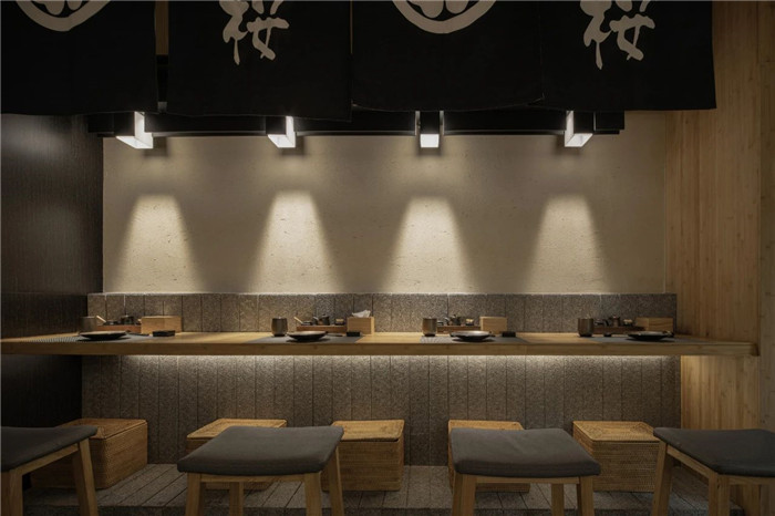 鄭州餐飲裝修公司分享70平日料店創(chuàng)意裝修設計方案