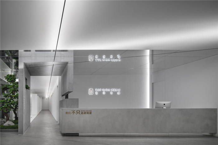 辦公樓一樓接待臺(tái)設(shè)計(jì)-超藝術(shù)的國(guó)內(nèi)知名經(jīng)紀(jì)影視公司辦公樓裝修設(shè)計(jì)方案 辦公樓一樓接待臺(tái)設(shè)計(jì)-超藝術(shù)的國(guó)內(nèi)知名經(jīng)紀(jì)影視公司辦公樓裝修設(shè)計(jì)方案