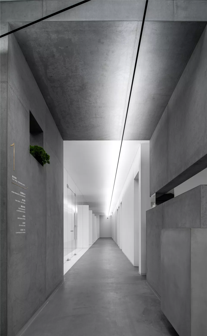 辦公樓走廊設(shè)計(jì)-超藝術(shù)的國(guó)內(nèi)知名經(jīng)紀(jì)影視公司辦公樓裝修設(shè)計(jì)方案 辦公樓走廊設(shè)計(jì)-超藝術(shù)的國(guó)內(nèi)知名經(jīng)紀(jì)影視公司辦公樓裝修設(shè)計(jì)方案