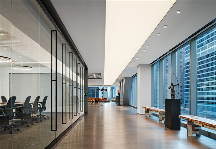 大會議室裝修設(shè)計-如藝術(shù)畫廊般高品質(zhì)房地產(chǎn)開發(fā)公司辦公樓裝修方案
