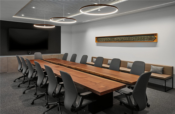 多功能會議室裝修設(shè)計-如藝術(shù)畫廊般高品質(zhì)房地產(chǎn)開發(fā)公司辦公樓裝修方案