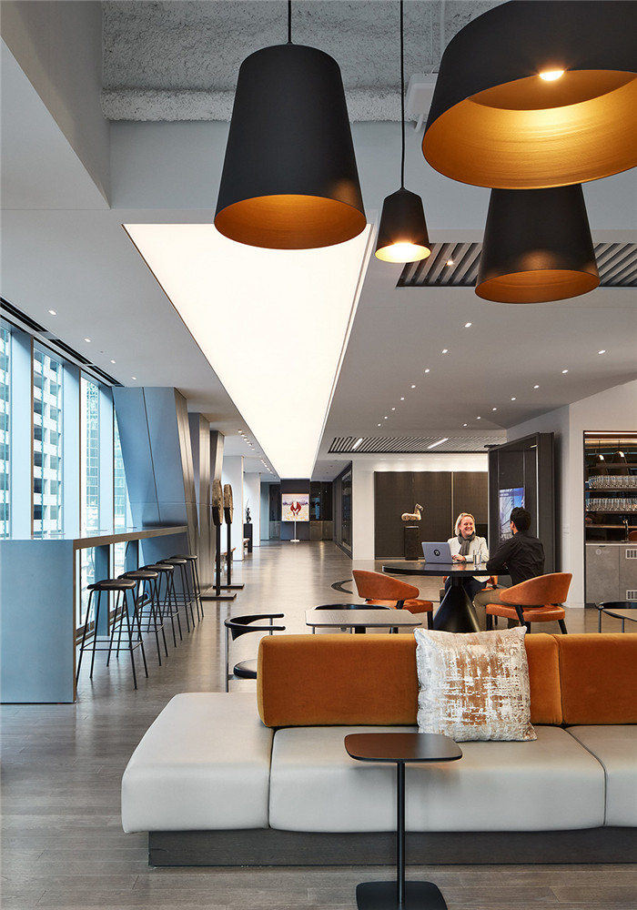 多元化工位裝修設(shè)計-如藝術(shù)畫廊般高品質(zhì)房地產(chǎn)開發(fā)公司辦公樓裝修方案