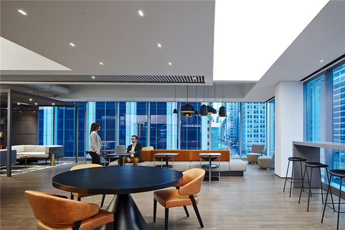 休閑工作區(qū)裝修設(shè)計-如藝術(shù)畫廊般高品質(zhì)房地產(chǎn)開發(fā)公司辦公樓裝修方案