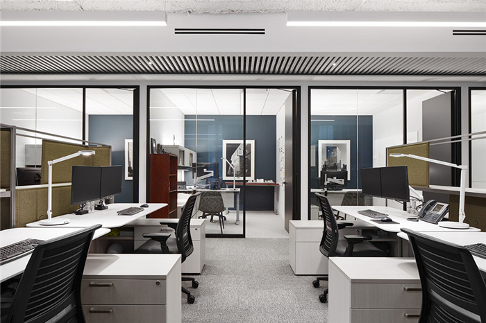 敞開辦公區(qū)裝修設(shè)計-如藝術(shù)畫廊般高品質(zhì)房地產(chǎn)開發(fā)公司辦公樓裝修方案