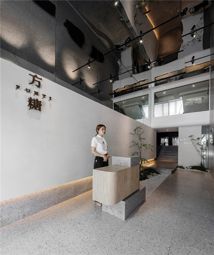 餐廳引導(dǎo)吧臺裝修設(shè)計-鄭州宏鈺堂分享綠色現(xiàn)代風(fēng)港式茶餐廳裝修設(shè)計方案