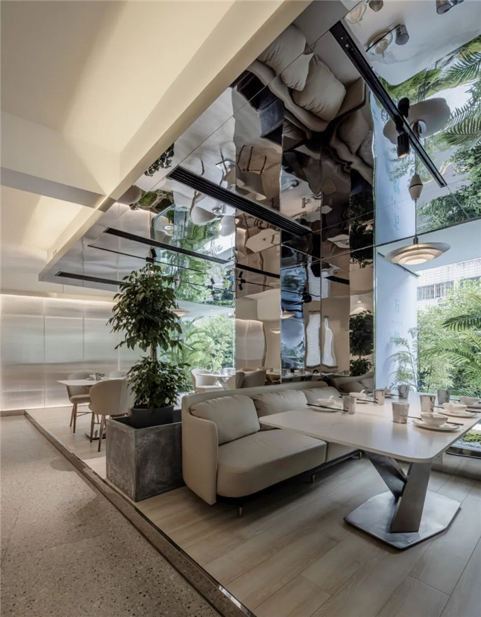 多人卡座區(qū)裝修設(shè)計-餐廳引導(dǎo)吧臺裝修設(shè)計-鄭州宏鈺堂分享綠色現(xiàn)代風(fēng)港式茶餐廳裝修設(shè)計方案