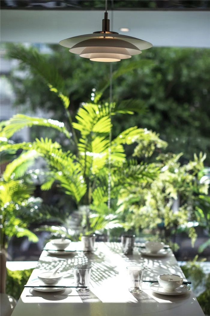 餐廳引導(dǎo)吧臺裝修設(shè)計-鄭州宏鈺堂分享綠色現(xiàn)代風(fēng)港式茶餐廳裝修設(shè)計方案