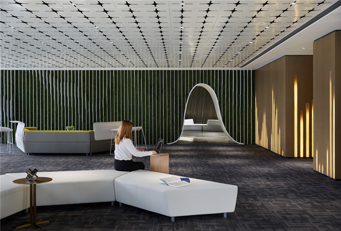 休閑洽談區(qū)裝修設(shè)計(jì)-綠地集團(tuán)上?？偛哭k公室裝修  引領(lǐng)智慧辦公設(shè)計(jì)風(fēng)尚