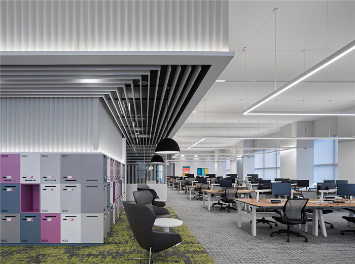 敞開(kāi)辦公區(qū)裝修設(shè)計(jì)-現(xiàn)代大氣、靈動(dòng)多元的恒生銀行辦公室裝修案例